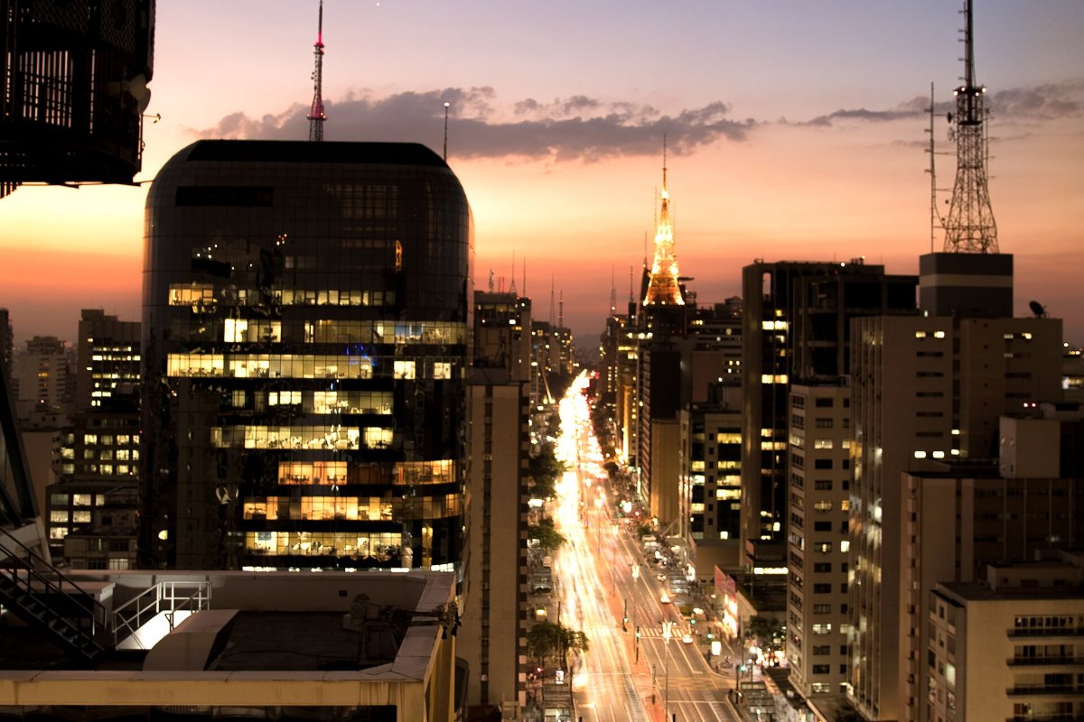 Avenida Paulista ao entardecer, vista do alto